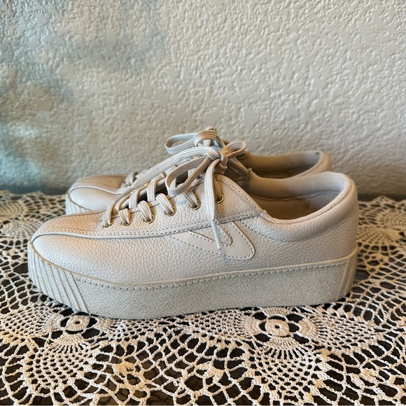 Tretorn Original Nylite Light Tan Leather Lace Up Sneakers - Picture 7 of 15
